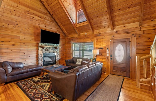 Stanton Cabina | Hot Tub & WiFi | Biggie cabin near Red River Gorge, Kentucky!
