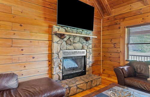 Stanton Cabina | Hot Tub & WiFi | Biggie cabin near Red River Gorge, Kentucky!