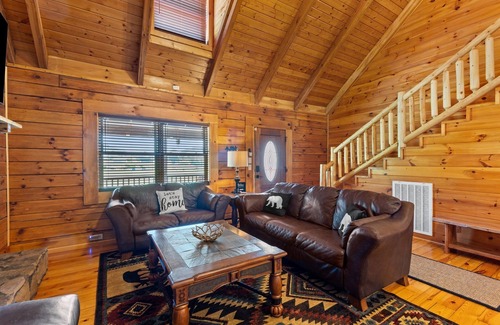 Stanton Cabina | Hot Tub & WiFi | Biggie cabin near Red River Gorge, Kentucky!