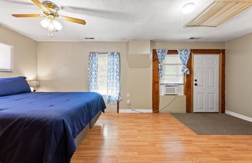 Stanton Cabina | Hot Tub & WiFi - Family Cottage - Lightning Bug - Getaway to Red River Gorge, Kentucky!