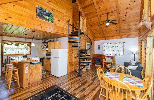 Slade Cabina | Hot Tub & WiFi - Gorgeous View Cabin - Large Family Cabin in Red River Gorge, Kentucky!