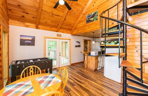 Slade Cabina | Hot Tub & WiFi - Gorgeous View Cabin - Large Family Cabin in Red River Gorge, Kentucky!