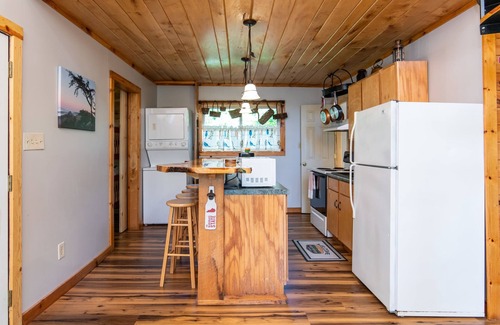 Slade Cabina | Hot Tub & WiFi - Gorgeous View Cabin - Large Family Cabin in Red River Gorge, Kentucky!