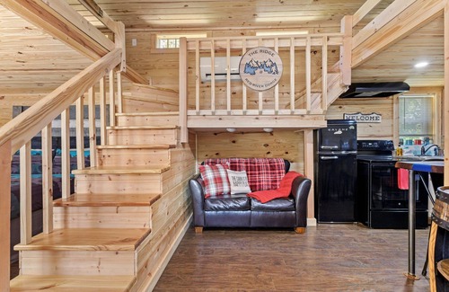 Clay City Cabina | Hot Tub, WiFi, Pet-Friendly - Cozy Tiny Cabin - The Ridge at Red River Gorge, Kentucky!