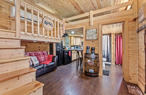 Clay City Cabina | Hot Tub, WiFi, Pet-Friendly - Cozy Tiny Cabin - The Ridge at Red River Gorge, Kentucky!