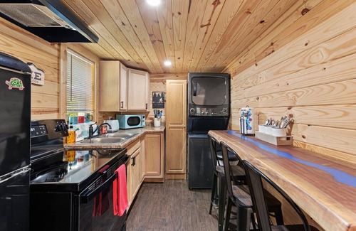 Clay City Cabina | Hot Tub, WiFi, Pet-Friendly - Cozy Tiny Cabin - The Ridge at Red River Gorge, Kentucky!