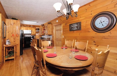 Gatlinburg - Pigeon Forge Cabina | Hot Tub with Mountain Views, Game Room & Fireplace - An Unforgettable Cabin