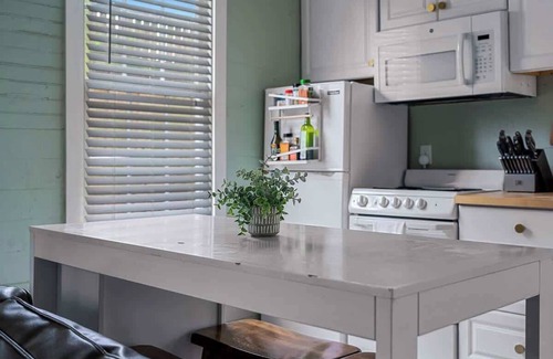 Eastside Cabaña | Hot Tubs + DT Duplex + Two Blocks off Forsyth Park