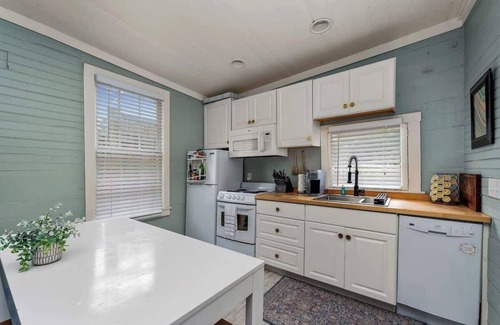 Eastside Cabaña | Hot Tubs + DT Duplex + Two Blocks off Forsyth Park