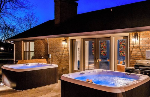 Frankfort Casa | Hot Tubs + Firepit + Gameroom + 4mi to Buffalo Trace