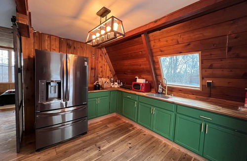 East Stroudsburg Casa | Hot Tub/Sauna/Fire pits/xl deck - Lovers Edge A-Frame
