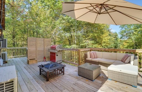 East Stroudsburg Casa | Hot Tub/Sauna/Fire pits/xl deck - Lovers Edge A-Frame