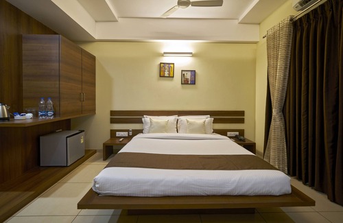 Kolhapur Hotel | Hotel 3 Leaves Kolhapur