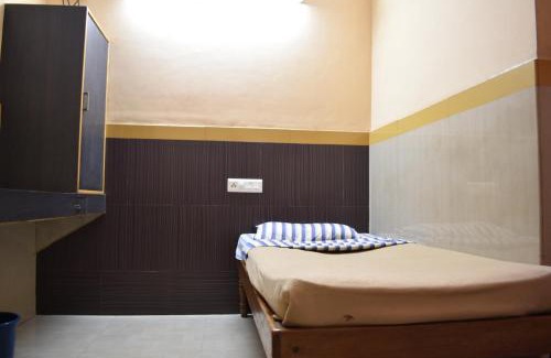 Hassan Cabina | Hotel Abhiruchi Lodging
