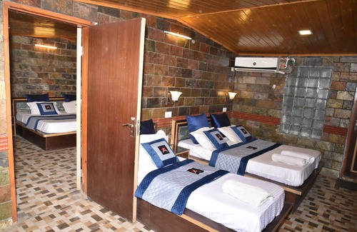 Dal Lake Hotel | Hotel Akbar