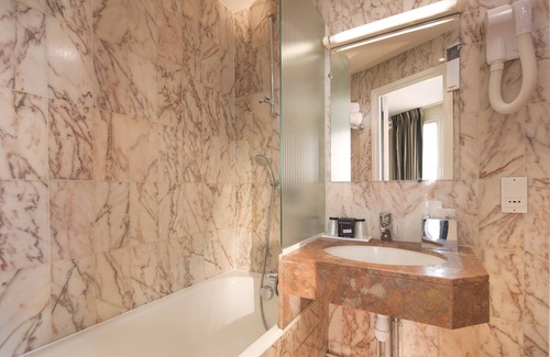 Saint-Vincent-de-Paul Hotel | Hotel Albert 1er Paris Lafayette