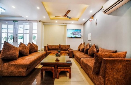 Zirakpur Hotel | HOTEL ALMOND
