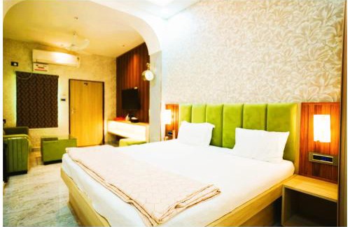 Lanka Hotel | Hotel Amba-Sadar Palace In Varanasi Fully AC Room