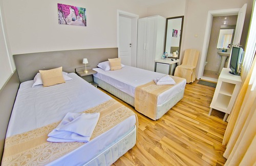 Saints Constantine and Helena Hotel | Hotel Amfora