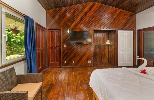 French Harbour Hotel | Hotel and Dive Center Roatan Yacht Club