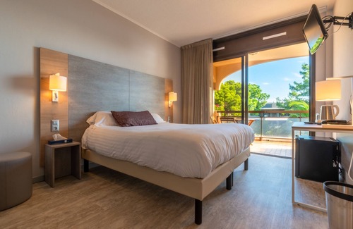 Villeneuve Loubet Beach Hotel | Hotel Bahia