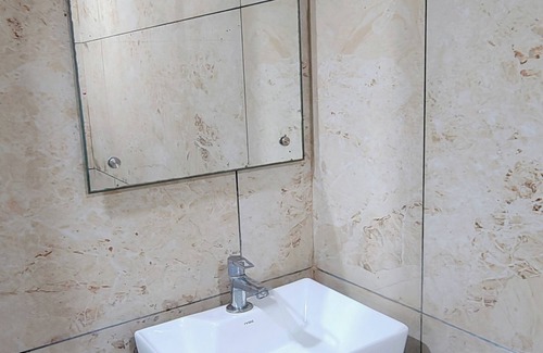 Halvad Casa | HOTEL CENTER POINT GUEST HOUSE