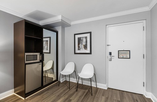 Near West Side Hotel | Hotel Chicago West Loop, SureStay Collection by Best Western