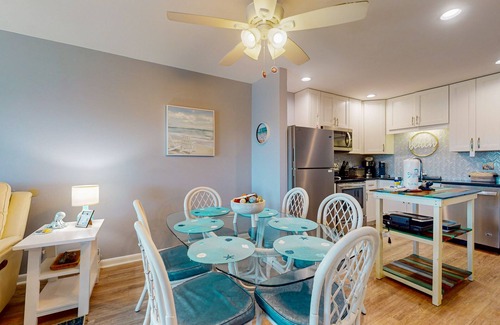 Fort Morgan Condominio | ¡NUEVO LISTADO! Condominio del hotel cuenta con acceso a la playa, piscina compartida / jacuzzi, cerca de la ciudad
