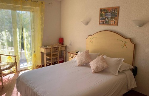 Greoux-les-Bains Hotel | Hotel des Colonnes