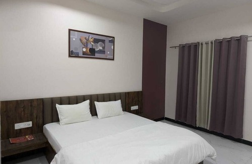 Khategaon Hotel | Hotel Dhruvnanda Palace Khategaon