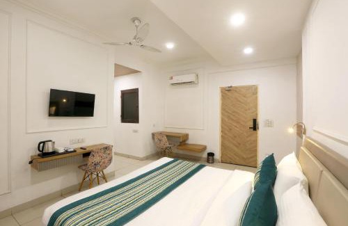 Noida Hotel | Hotel Emerald Suites & Banquet By Aura
