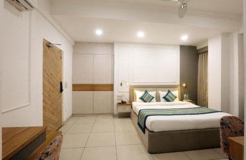 Noida Hotel | Hotel Emerald Suites & Banquet By Aura