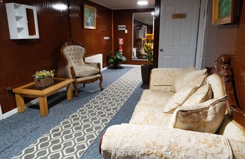 Puerto Williams Hotel | HOTEL FORJADORES DEL CABO DE HORNOS