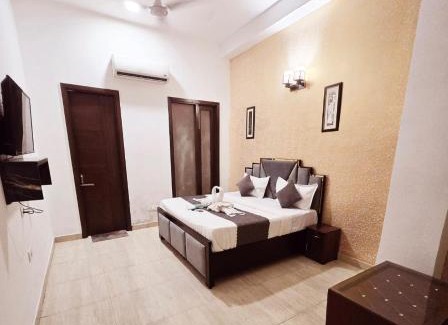 Sainik Farm Cama Y Desayuno | Hotel Galaxy - IGNOU Road Saket