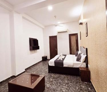 Sainik Farm Cama Y Desayuno | Hotel Galaxy - IGNOU Road Saket