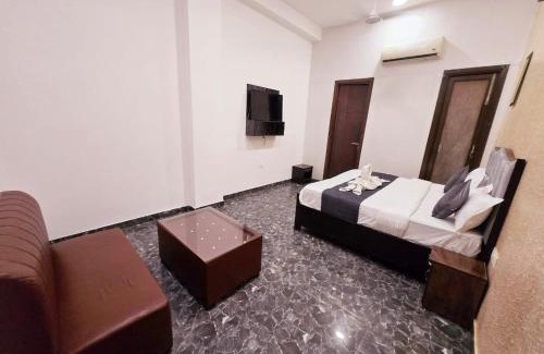 Sainik Farm Cama Y Desayuno | Hotel Galaxy - IGNOU Road Saket