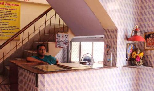 Mayapur Hotel | Hotel Gayatri Guest House Haridwar - Perfect Location And Comfortable Room