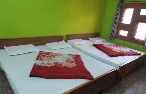 Mayapur Hotel | Hotel Gayatri Guest House Haridwar - Perfect Location And Comfortable Room