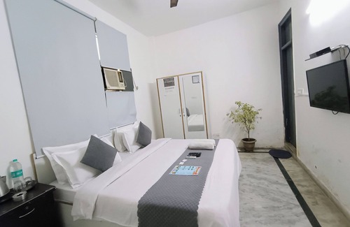 Hauz Khas Village Hotel | Hotel Hauz Khas Fort View