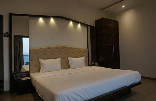 Wai Hotel | Hotel Holiday Plus