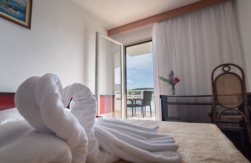 Cove Rogacic Casa | Hotel Issa - Double Room Sea View 25