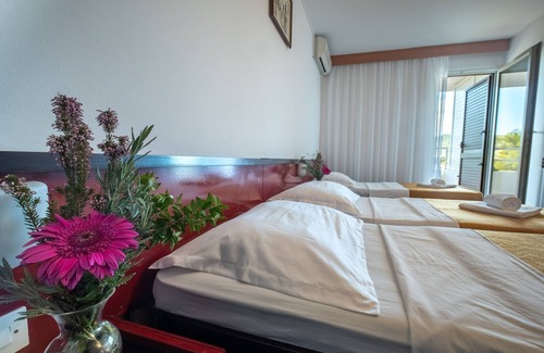Cove Rogacic Casa | Hotel Issa - Triple Room Sea View 1