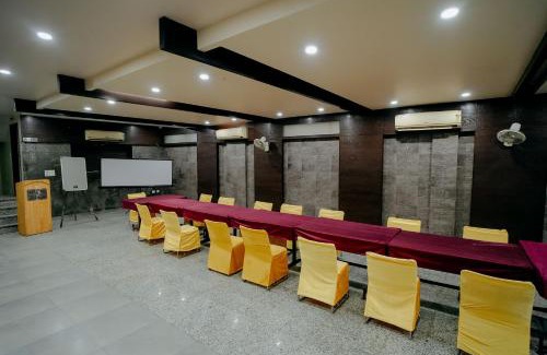 Sindhi Camp Casa | Hotel Jinendra Inn