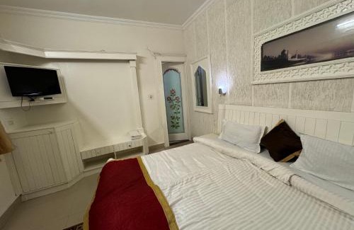 Taj Ganj Hotel | Hotel Kamal Nearest To Taj Mahal