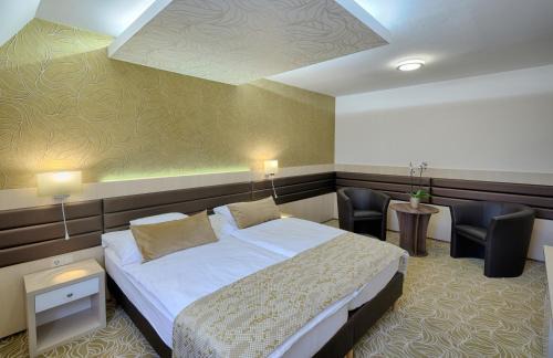 Tata Hotel | Hotel Kiss