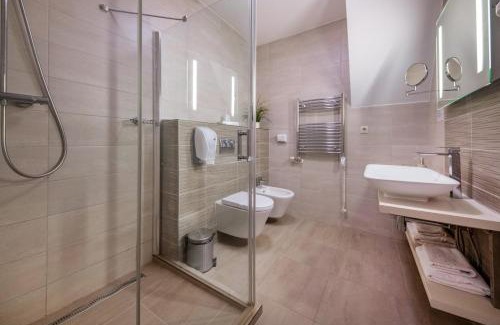 Tata Hotel | Hotel Kiss