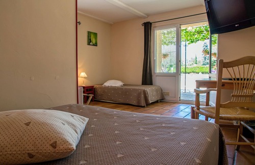 Saint-Martin-d'Ardeche Hotel | Hotel L'escarbille