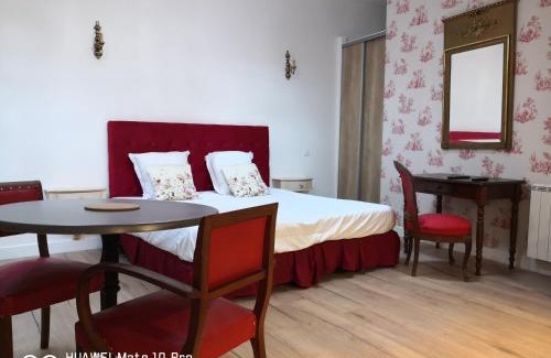 Saint-Laurent-des-Arbres Hotel | Hotel Le Saint Laurent