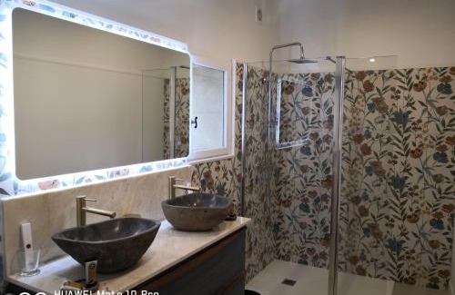 Saint-Laurent-des-Arbres Hotel | Hotel Le Saint Laurent