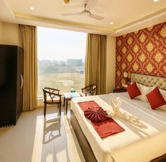 Zirakpur Hotel | Hotel Lycoris Zirakpur Chandigarh ! Main Highway Hotel ! Lift ! Large Parking ! Premium AC Rooms ! Traveler choice
